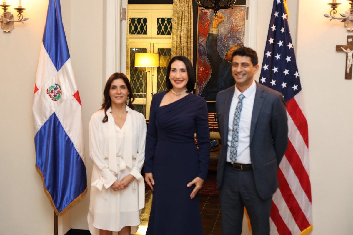 EmbajadaUSAenRD's tweet photo. Fue celebrada una emotiva ceremonia de bendición en la residencia de la embajadora Leah F. Campos @AmbLeahCampos , oficiada por el Padre David Soriano, párroco de la Catedral, con la presencia de miembros de la misión diplomática e invitados especiales. Este significativo momento encomienda su gestión en la República Dominicana, su labor al servicio y fortalecimiento de los lazos entre ambas naciones. Asimismo, se presentó la colección de “Artes en embajadas” @ArtInEmbassies, un programa del Departamento de Estado que resalta el poder del arte como puente cultural y símbolo de colaboración.