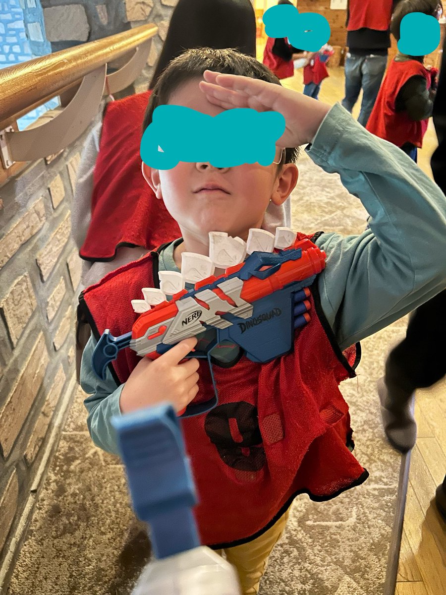 kornblumebluet's tweet photo. 子ども連れて旅行。
八ヶ岳でずーっと遊んでもらえるところに泊まってきました。大人の参加も多くて、ゆっくりするはずが一緒に走り回るとかしてたんだけど…楽しかった。
また行きたいね。
写真は館内でのサバゲー前の敬礼！
#bubresort https://t.co/0dQ1Q115VX