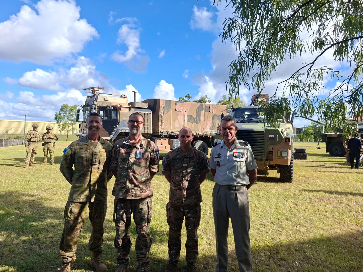 FANC_Officiel's tweet photo. 📌Le #JHoPS a fourni au COMSUP #FANC l'occasion de visiter le #PacificResponseGroup, aux Gallipoli Barracks, et d'y échanger avec l'équipe de commandement, dont font partie deux officiers français🇫🇷. https://t.co/iPweymB6Ms