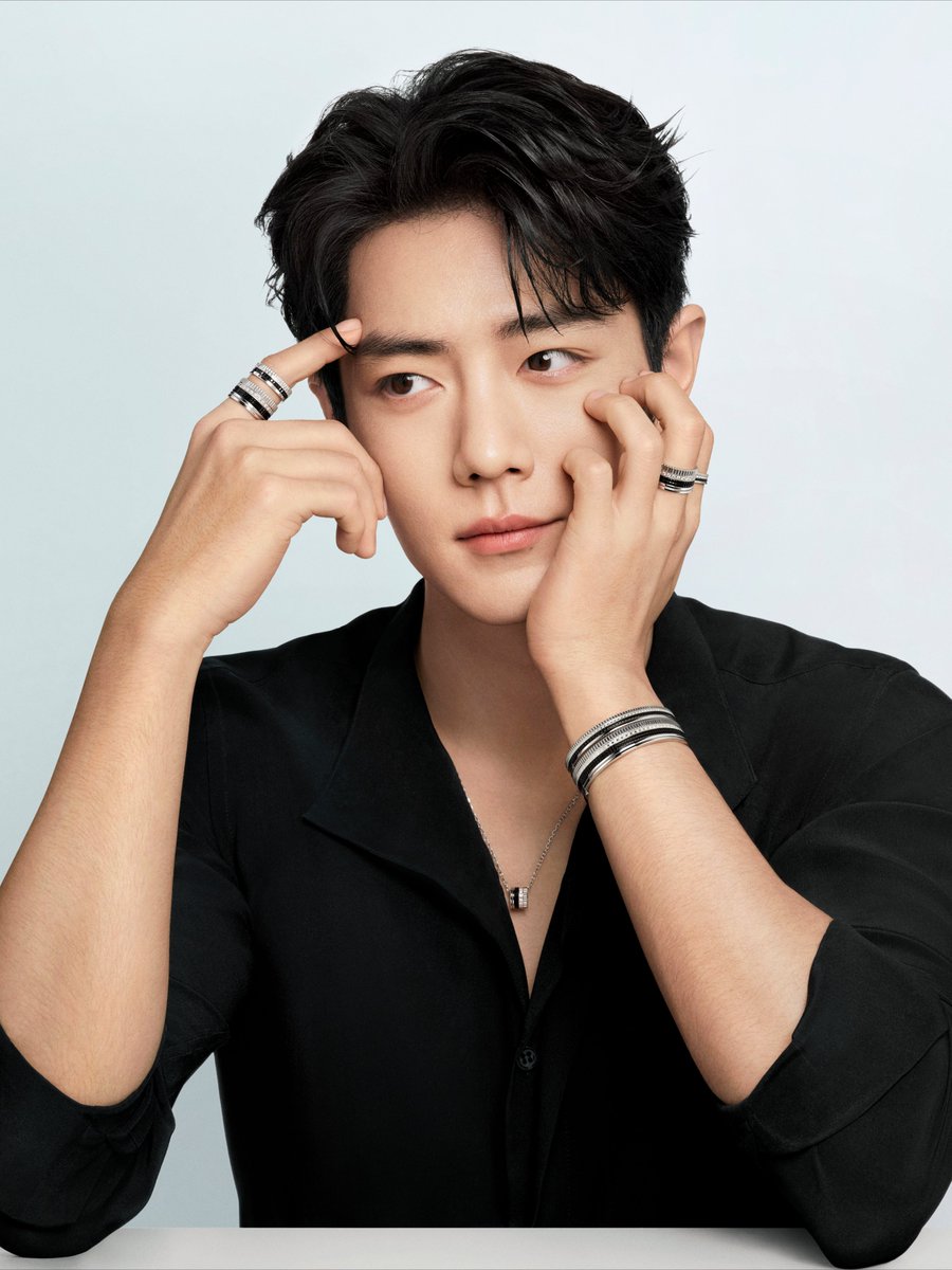 bunnyboxz's tweet image. เผยความมั่นใจที่แฝงด้วยความสง่างามอย่างมีระดับ สัมผัสประสบการณ์การกลับมาอีกครั้งในขนาดมินิของ Quatre Black กับแบรนด์แอมบาสเดอร์ระดับโลก #XiaoZhan ซึ่งลวดลายคลาสสิกได้รับการปรับโฉมใหม่ด้วยดีไซน์อันประณีตเพื่อความทันสมัย

#XiaoZhanxBoucheron #เซียวจ้าน