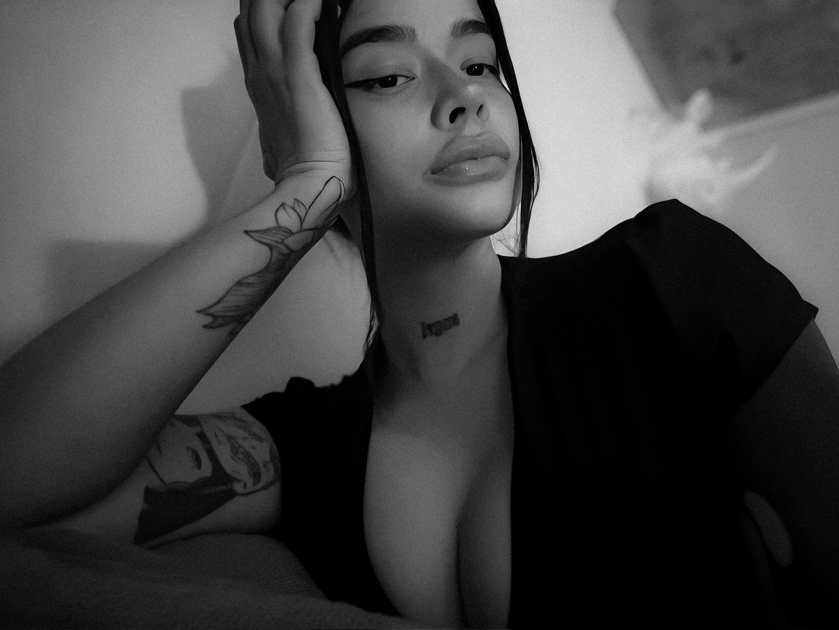 𝑀𝑖𝑠𝑠 𝐹𝑎𝑟𝑛𝑒𝑠𝑒 ， tweet media