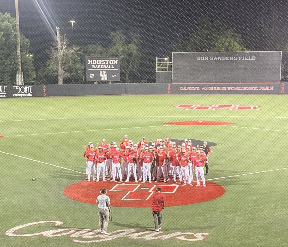 CougarsBeat's tweet image. Victory formation after a 4-2 midweek W. #GoCoogs #M64
