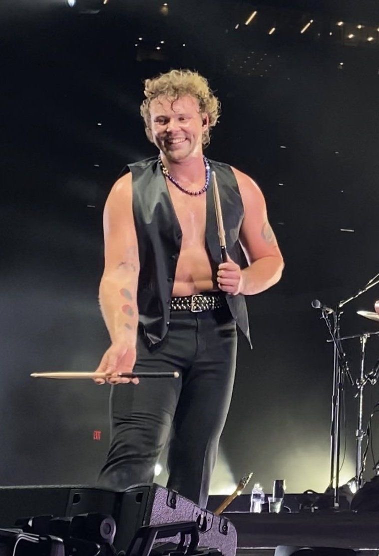 Wild_Things_afi's tweet photo. DAY 1 OF POSTING CHEST UNTIL 5SOS PLAY CHEST https://t.co/EDAMiJrTba