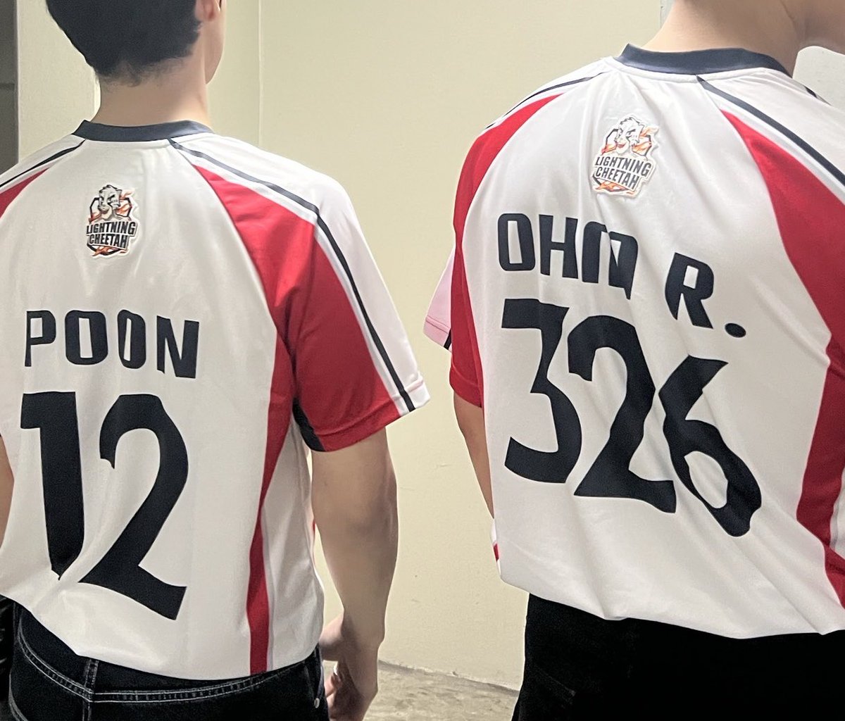 Somskth2's tweet photo. "ได้จับมือคู่พี่โอห์มไปให้ได้ไกลที่สุด เท่าที่จะไปไหว"🥹

พวกชั้นจะคอยดันหลังพวกแกเองนะ🤏🏻
#ohmpoon #โอห์มปูน https://t.co/BtQ5VUBSms