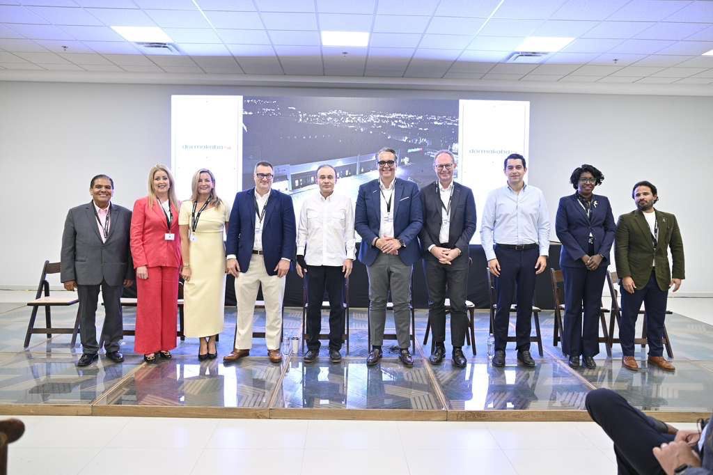 notacentralmx's tweet image. 🏭 Con inversión de $65 MDD, @AlfonsoDurazo inauguró la nueva planta #Dormakaba en #Nogales, duplicando capacidad y generando más de 200 empleos especializados con exportación a 40 países.  
🚑 En #SantaCruz entregó ambulancia, recolector y 160 paneles solares para fortalecer
