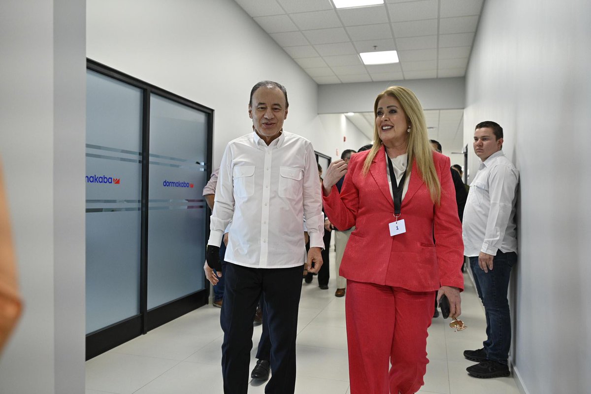 notacentralmx's tweet image. 🏭 Con inversión de $65 MDD, @AlfonsoDurazo inauguró la nueva planta #Dormakaba en #Nogales, duplicando capacidad y generando más de 200 empleos especializados con exportación a 40 países.  
🚑 En #SantaCruz entregó ambulancia, recolector y 160 paneles solares para fortalecer