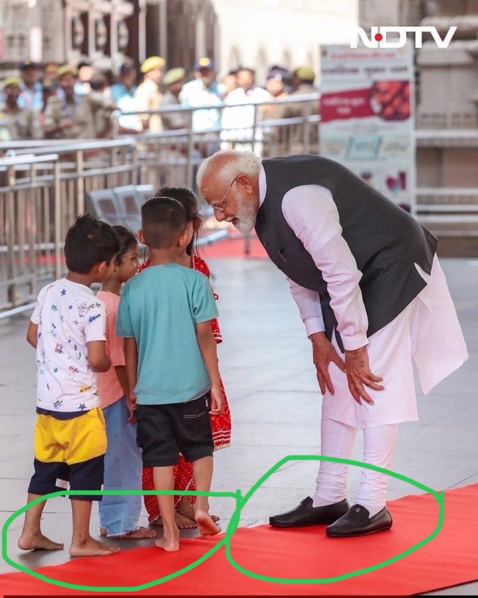 ramanswall's tweet image. Old man with #shoes in the #temple  at #kashi

The #question is why he becomes anti-social easily? 

#kids  are watching him in shoes.