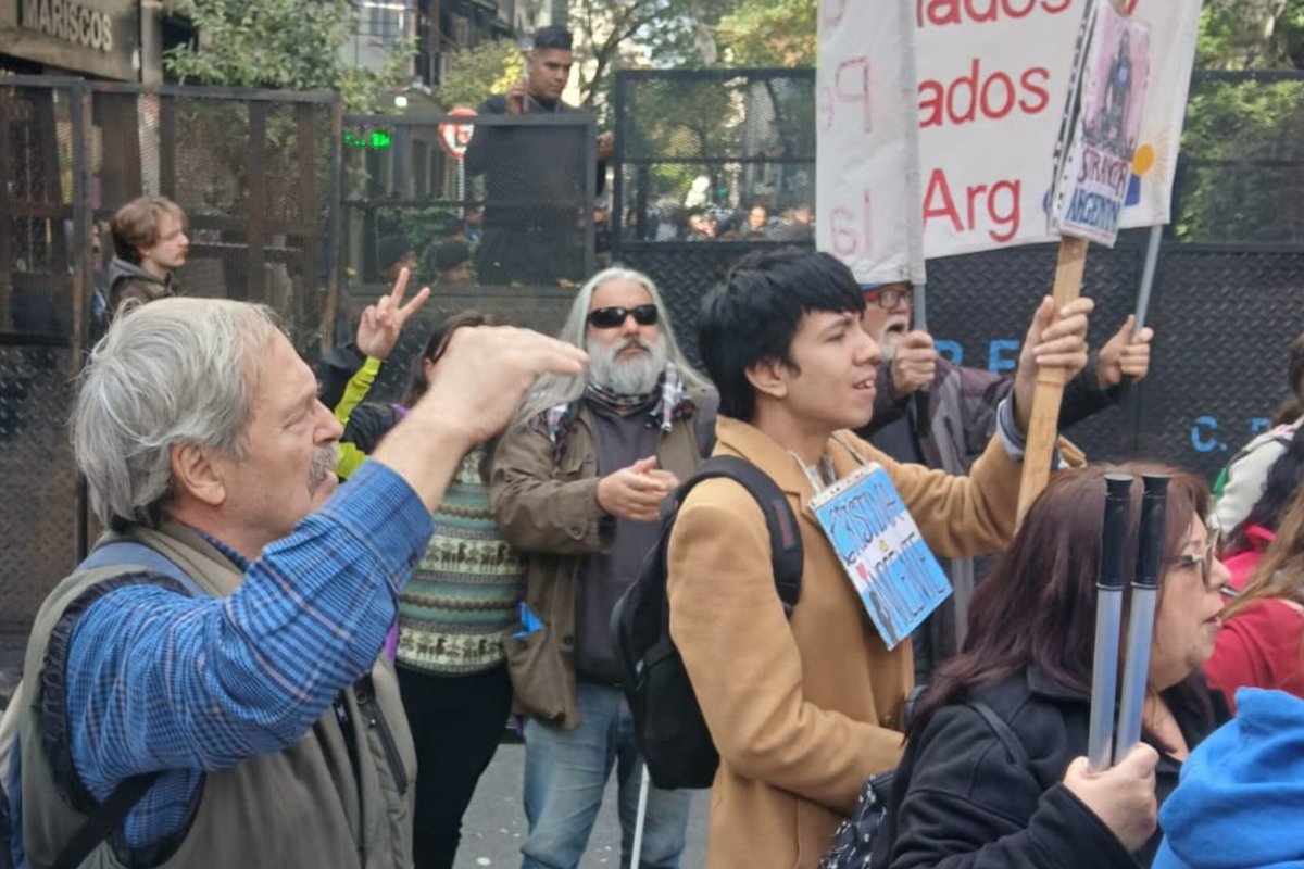 DiscapacidadNe's tweet photo. Hoy estuvimos en el Congreso de la Nación para repudiar el informe de gestión de Manuel Adorni, basado en mentiras y operaciones para encubrir el ajuste.
Son la casta que hizo negocios con recursos que deberían garantizar derechos.

@Sabbatella
@MoniMacha 
@NuevoEncuentro_ https://t.co/kAQ5J85BB3