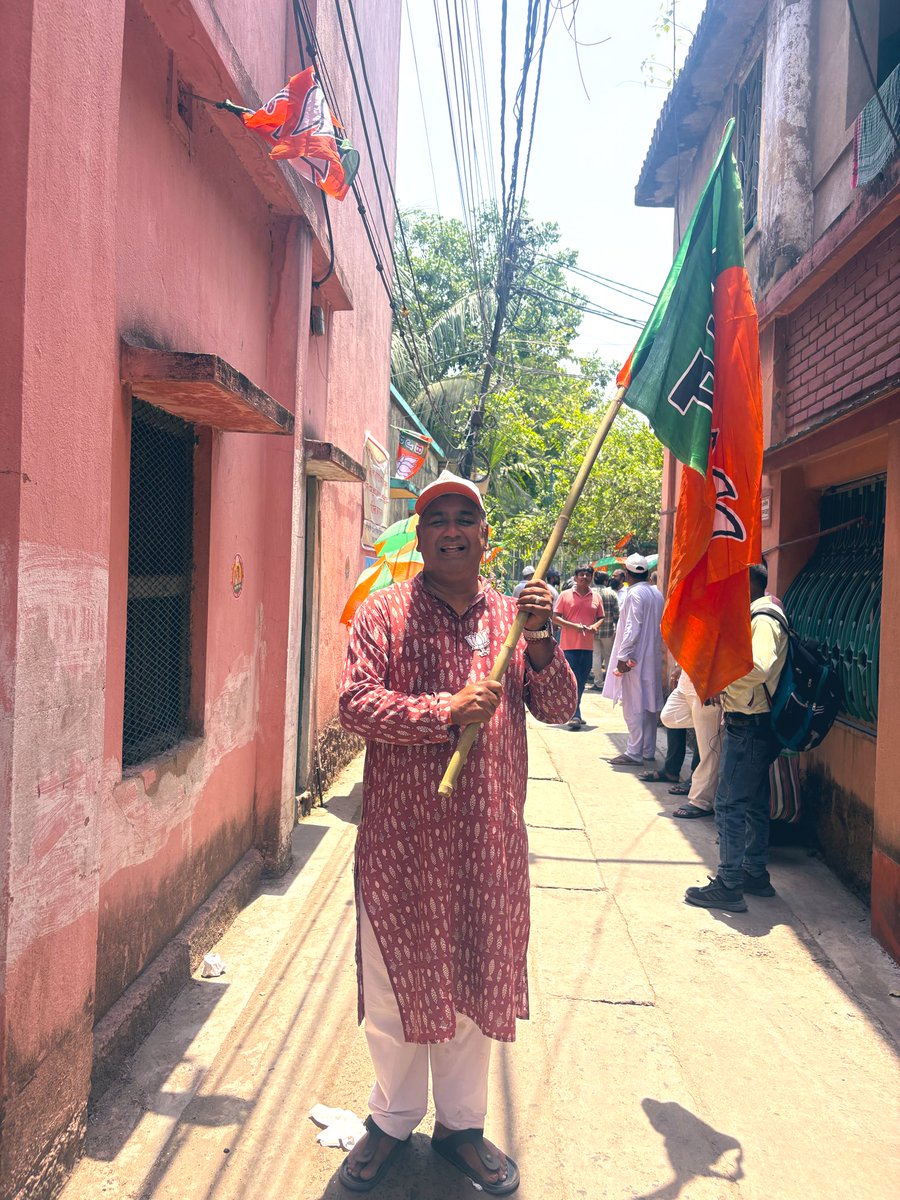Sinrajib's tweet photo. The darkness will lift, the sun will rise, the lotus will bloom...
Bharat Mata ki jay 

BJP West Bengal https://t.co/4fmyNHTtlO