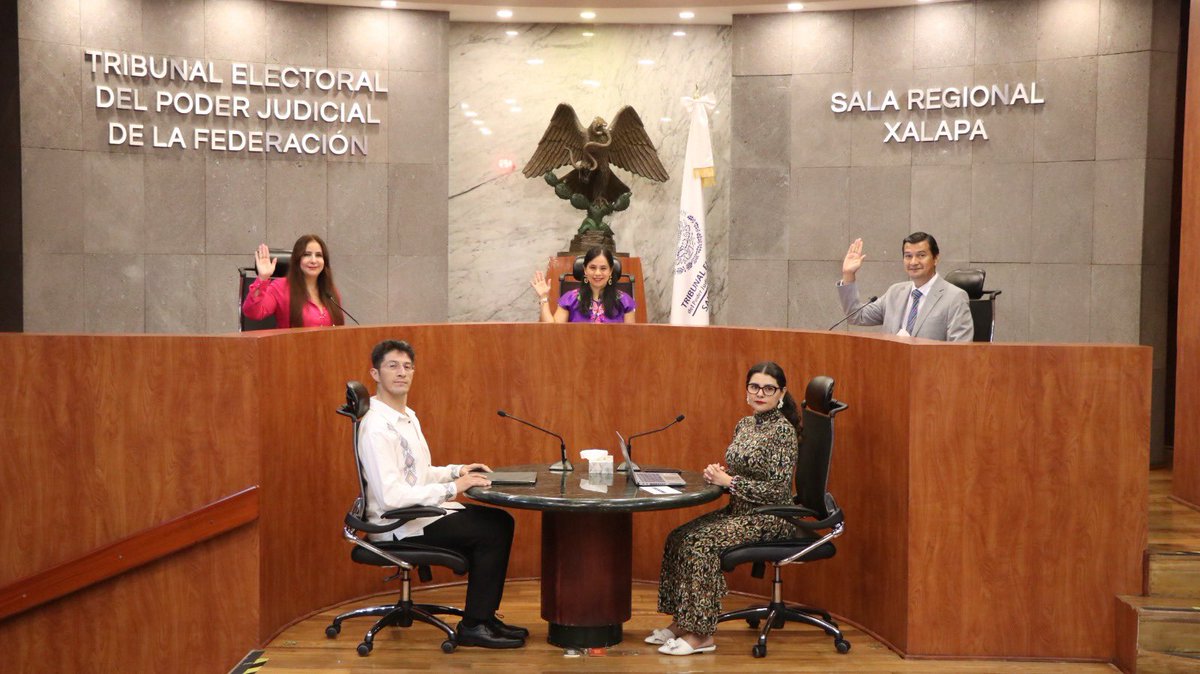 jaimeguerrero08's tweet image. ⚠️‼️#Extra #Extra‼️⚠️

@TEPJF_XAL deja firme elección en #Eloxochitlán y anula elección en Santa Cruz Acatepec

#JaimeGUERRERO 

La Sala Xalapa del TEPJF ratificó este miércoles la elección de concejales en Eloxochitlán de Flores Magón, #Oaxaca, al desestimar los agravios sobre