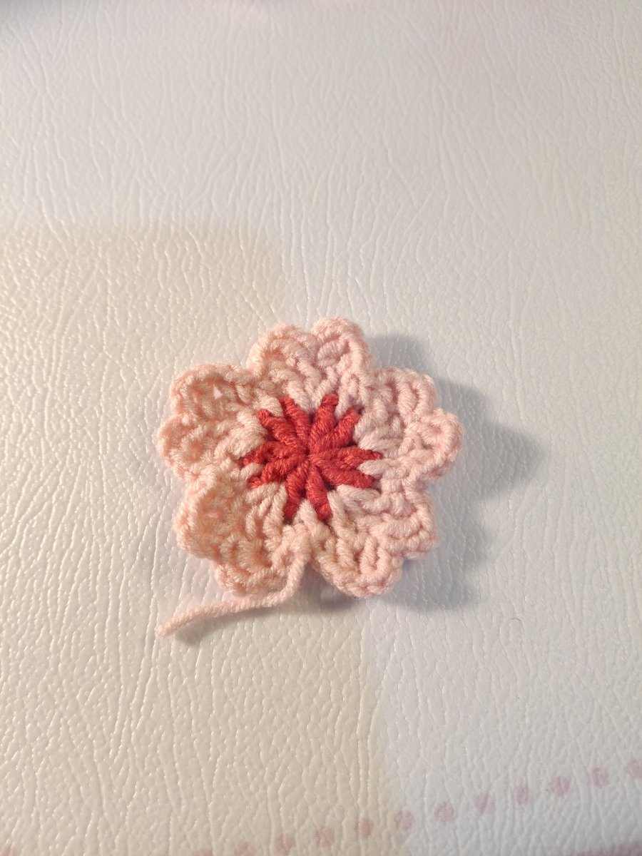 diyacrochet's tweet photo. #SudutRajutMonthlyChallenge 

🧶 Sakura dan Clover
🪡 2/0 Rose
Pattern granny square: Unithreadart

Iya, dengan hakpen legend itu akhirnya selesai juga bandana sakura ini, jujur hasilnya imup banget meskipun (permintaan) mix sama warna ungu (soalnya sempat ragu) https://t.co/lpCP8jNvwB