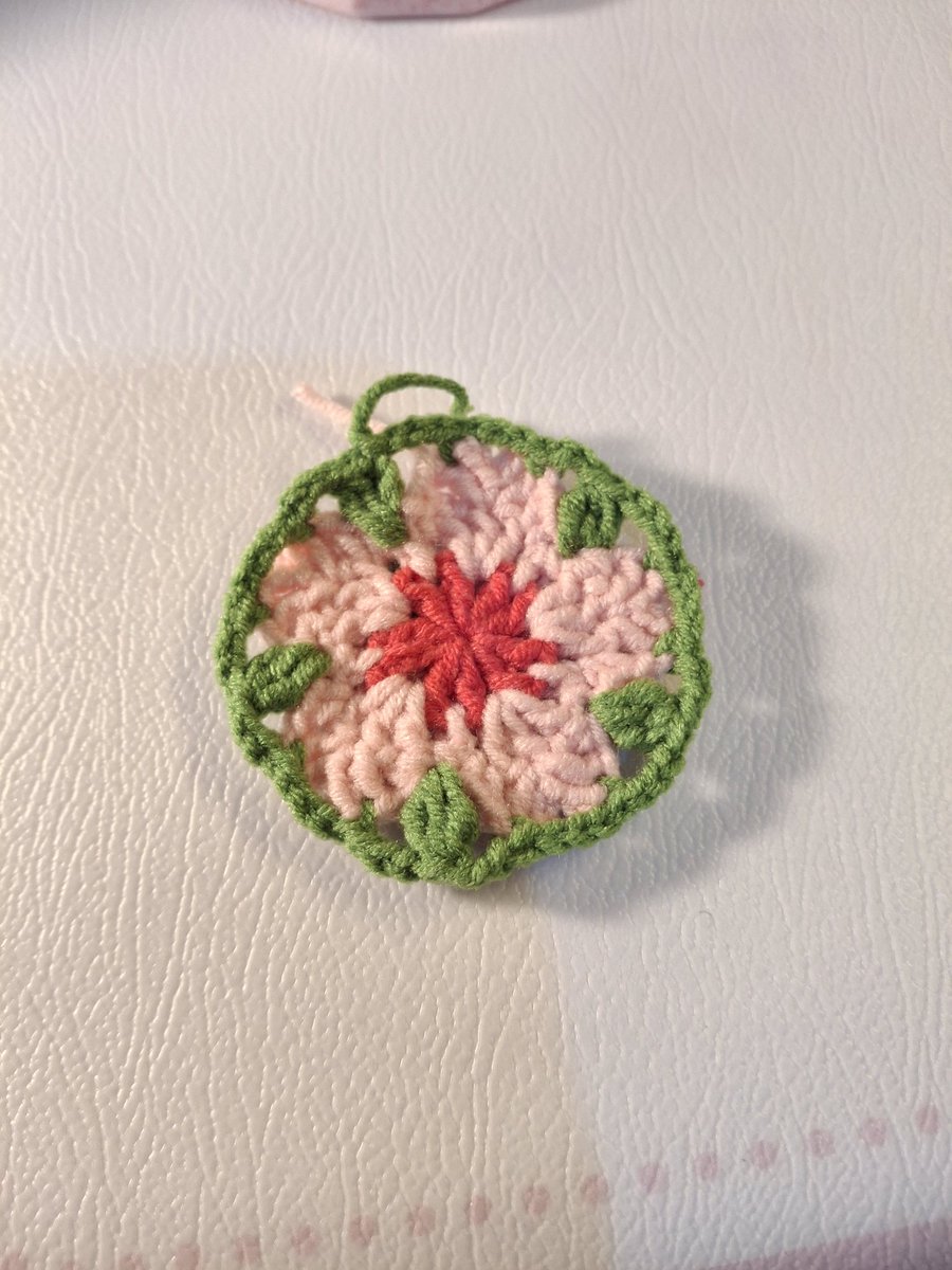 diyacrochet's tweet photo. #SudutRajutMonthlyChallenge 

🧶 Sakura dan Clover
🪡 2/0 Rose
Pattern granny square: Unithreadart

Iya, dengan hakpen legend itu akhirnya selesai juga bandana sakura ini, jujur hasilnya imup banget meskipun (permintaan) mix sama warna ungu (soalnya sempat ragu) https://t.co/lpCP8jNvwB