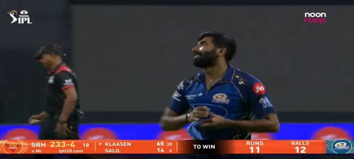 ghanikhalid1's tweet photo. Duniya hilate hilate aisi halat ho gayi hai ki ab 243 bhi defend nahi ho pa rahe hain 😎 Jasprit Bumrah has joined Ashok Dinda’s Dinda Academy. https://t.co/6XcdpY5L92