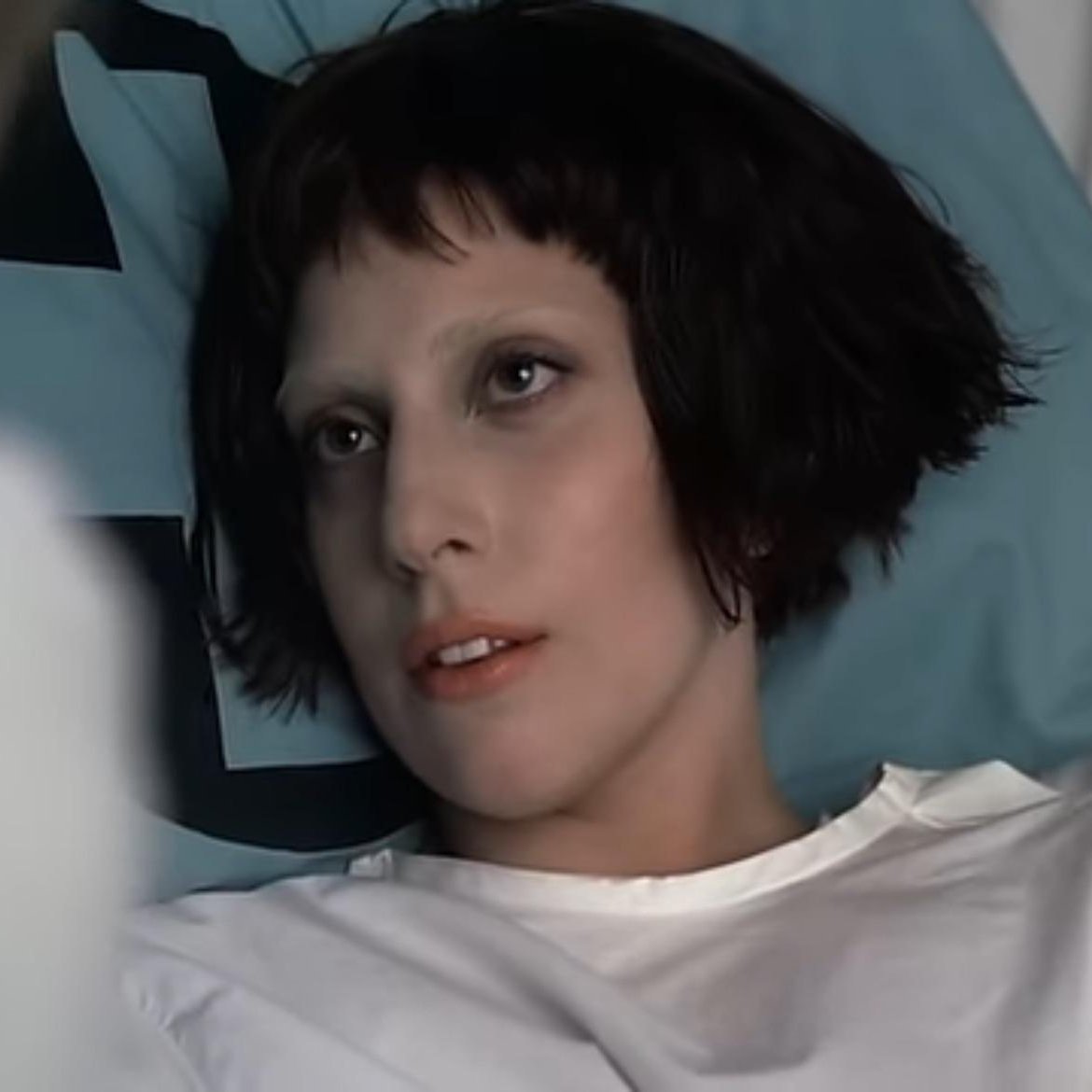 Criança pedindo esmola usando foto de Lady Gaga dizendo que é sua tia doente.