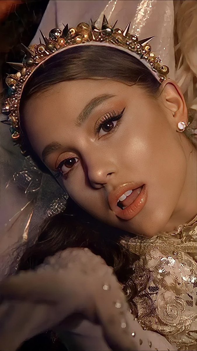 heroinesfan99's tweet image. #ArianaGrande to day start with American pop singer and beautiful model. She is 32 now very cute her hight is just 5 feet 2 inches but her song replay is touch all over pop globe 🌎
