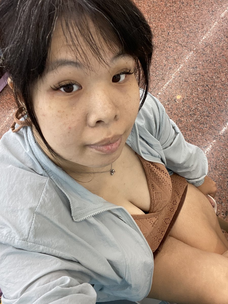 Dou_11001289's tweet photo. 又跑前任（踢）店裡幫忙➕陪班
話說貓咪有機會來這間分店上班
所以…工讀➕兼職一樣會持續
時段一樣不變，但兼職會變要我有休假才會接
但貓咪還在等店長叫貓咪上班🤣 https://t.co/O2Eiw3WCAC