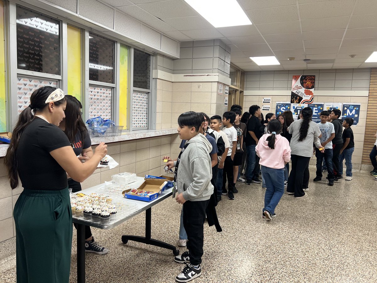 StovallMS_AISD's tweet image. Honor Roll celebration for the 3rd 9 weeks!  Students enjoyed a treat today!
@drgoffney @DrKwabena @AldineISD #HonorRoll