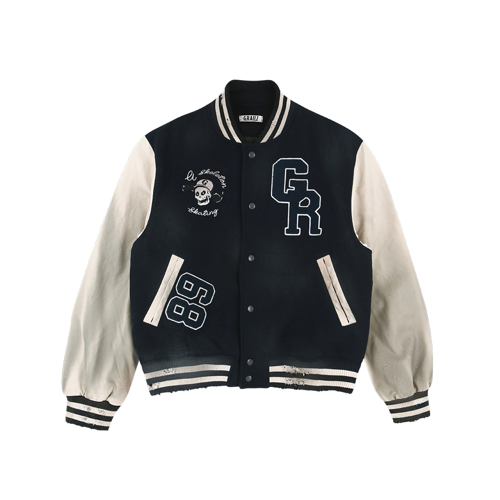 IDOL_ALLDAY's tweet image. ▶ 셀럽 : 트레저 도영
▶ 어디 : 260422 공식 유튜브
▶ 브랜드 : 자켓 -  그레일즈 (GRAILZ)
▶ 모델명 : SKELETKATE DIRTY VARSITY JACKET_NAVY

#TREASURE #DOYOUNG