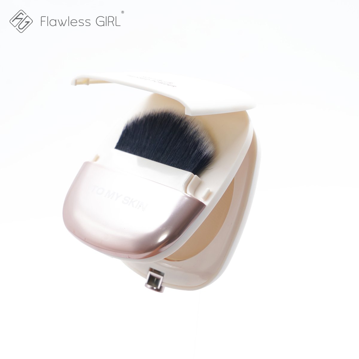 FlawlessGirl888's tweet image. Compact, practical, ready to go 💄
FG-468 powder compact (10g) is ideal for daily touch-ups &amp;amp; travel-friendly makeup routines.

🌐 flawless-girl.com

📩 flawlessgirlcosmetic@gmail.com

#flawlessgirl #powdercompact #facemakeup #beautyproducts #cosmeticsupplier #oemodm