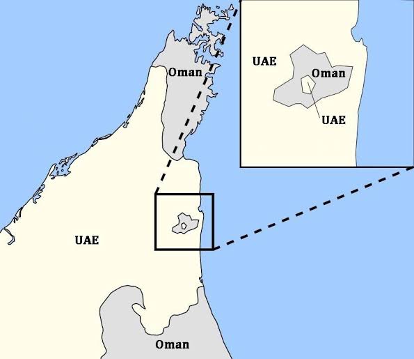 menavisualss's tweet photo. 🇴🇲 🇦🇪 Madha and Nahwa: A "Border Within a Border" (Oman - UAE)

💡 In the very heart of Madha, an Omani territory completely surrounded by United Arab Emirates land, lies a tiny village called Nahwa, which belongs to the UAE. In other words, you leave the UAE to enter Oman, only to step back into UAE territory while still inside Oman. The origin of this strange situation dates back to tribal loyalties in the 1930s; while the people of Madha chose to remain loyal to the Sultan of Oman, the village of Nahwa within Madha decided to stay with the Emirate of Sharjah, resulting in this 'border within a border' map. Today, it is possible to pass freely between these matryoshka borders without any passport control.