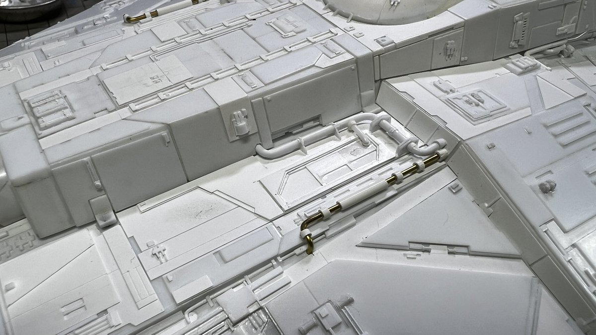 GillesV27t's tweet image. SWメカのコックピットは大戦機の爆撃機にインスパイアされた物があるけど、ゴーストはまさにそれ。カッコいい。銃座も出来ました。ファルコンの武装をそのまま利用しました。同じ時代の機体だしね。
#144theghost #ghostphantomII #scratchbuild #StarWars