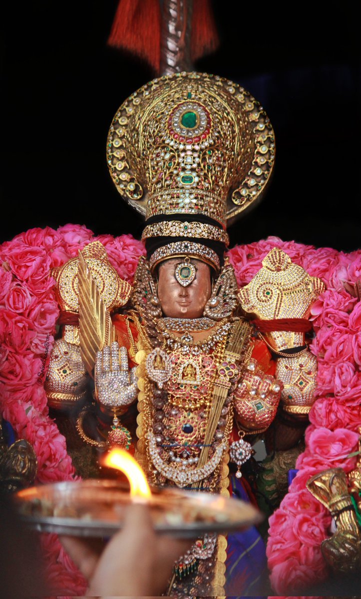 iambadri96's tweet photo. Another cute narashimar from triplicane Sri Thelliyasingar. His cuteness can't be matched with anyone ❣️ he's calling us( left hand ahvaana hastham) ahvaanam means calling ,(right hand abhayam hastham) abhayam means giving us protection 🙏🏻

Happy narashima jayanthi ❣️ https://t.co/rf7IhrkUcC