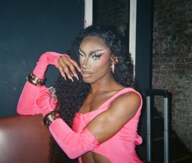 _aethermcbling's tweet image. i'm shaking give her brown eye contacts #dragrace 
@lanajarae ˖⁺‧₊˚✦