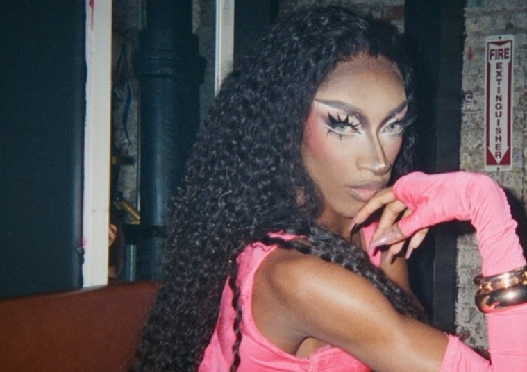 _aethermcbling's tweet image. i'm shaking give her brown eye contacts #dragrace 
@lanajarae ˖⁺‧₊˚✦