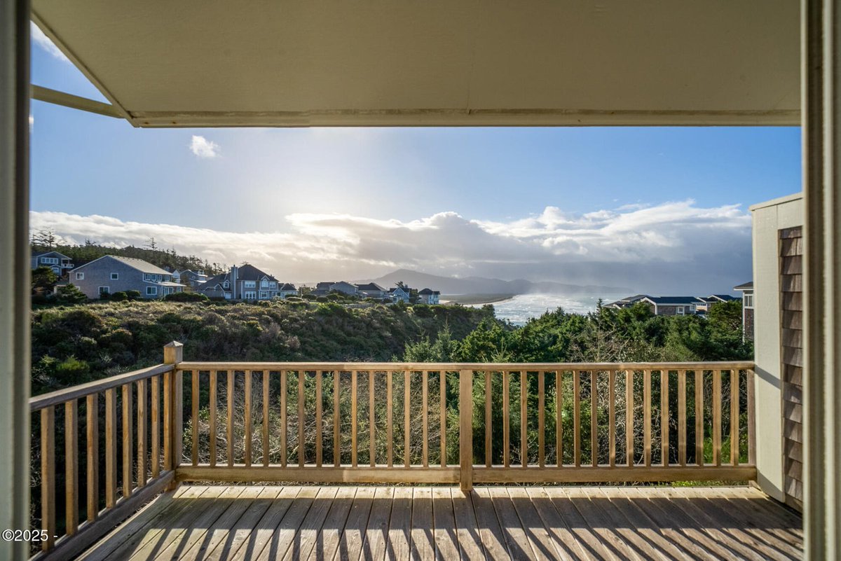 PamZRealtor's tweet image. The view of the sandy shoreline, Cape Lookout, Netarts Bay, and sunshine streaming onto natural terrain is life-altering in the best way 💖🌞 455CAPESOceanside.bhhsnw.com PamZielinski.com
#oceanside #oregon #beachliving #imaginelivinghere #forsale #oceanview #intel #ronleracres