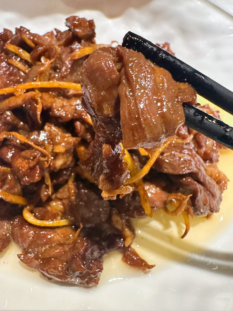 wobushimiao's tweet photo. 我昨天琢磨了一道新菜，泰国沙姜木姜子炒牛肉。

过于好吃，今天又做了一遍。
我如果开餐厅，我一定会把它放到菜单里的一个小炒。

泰国沙姜，学名甲猜，又叫凹唇姜。中国美国都买的到。我买的切丝速冻的。

自身的味道，是一种草药的辛香。
功能类似姜黄，含一定的消炎和抗氧化成份。

非常简单。正常的腌肉方式外，加进入几滴木姜子油。
最后起锅激香泰国沙姜丝，倒进去牛肉翻炒至熟。
不要放葱花香菜这些。

木姜子的味道独特又霸道，但出乎意料的，和泰国沙姜的药香非常合味，从而形成了一种难以明状，没什么可以对标的复合香气。

爆炒后，牛肉巨香无比，一种全新的香气，口感却完全不怪。