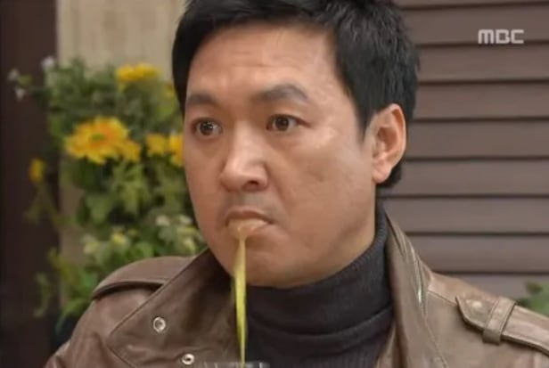 방금 부고 기사 올라온 분의 배역 중 트이타 사람들에게 제일 친숙했을 장면은 이게 있었지요. 고인의 명복을 빕니다.