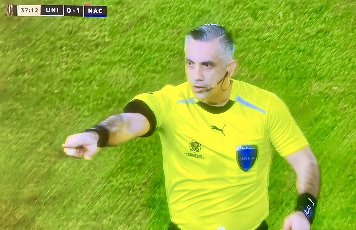 N_Bols0's tweet photo. Carlos Paul Benítez, árbitro paraguayo que nos está condicionando el partido a favor del local.

Árbitro muy cuestionado en Paraguay por arbitrajes con incidencias favorables a Olimpia, clásico rival de Cerro Porteño (donde dirigió Jorge Bava) https://t.co/JOy6aYsmff
