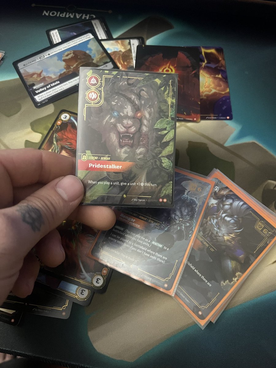 el_ropavejeroo's tweet photo. Armando mi deck de #rengar #riftbound #lol 
Justo me salió el que quería https://t.co/wz2bbOKnL0