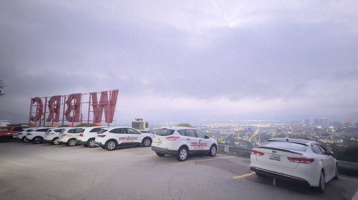 joshg_TV's tweet photo. 9:15 PM: Storms are lighting up the sky tonight in the Birmingham metro. Looks like daytime with lightning pinging atop Red Mountain. ⛈️⚡️#FirstAlertWeatherDay @WBRCnews @weswyattweather https://t.co/WOBWzMCOFB