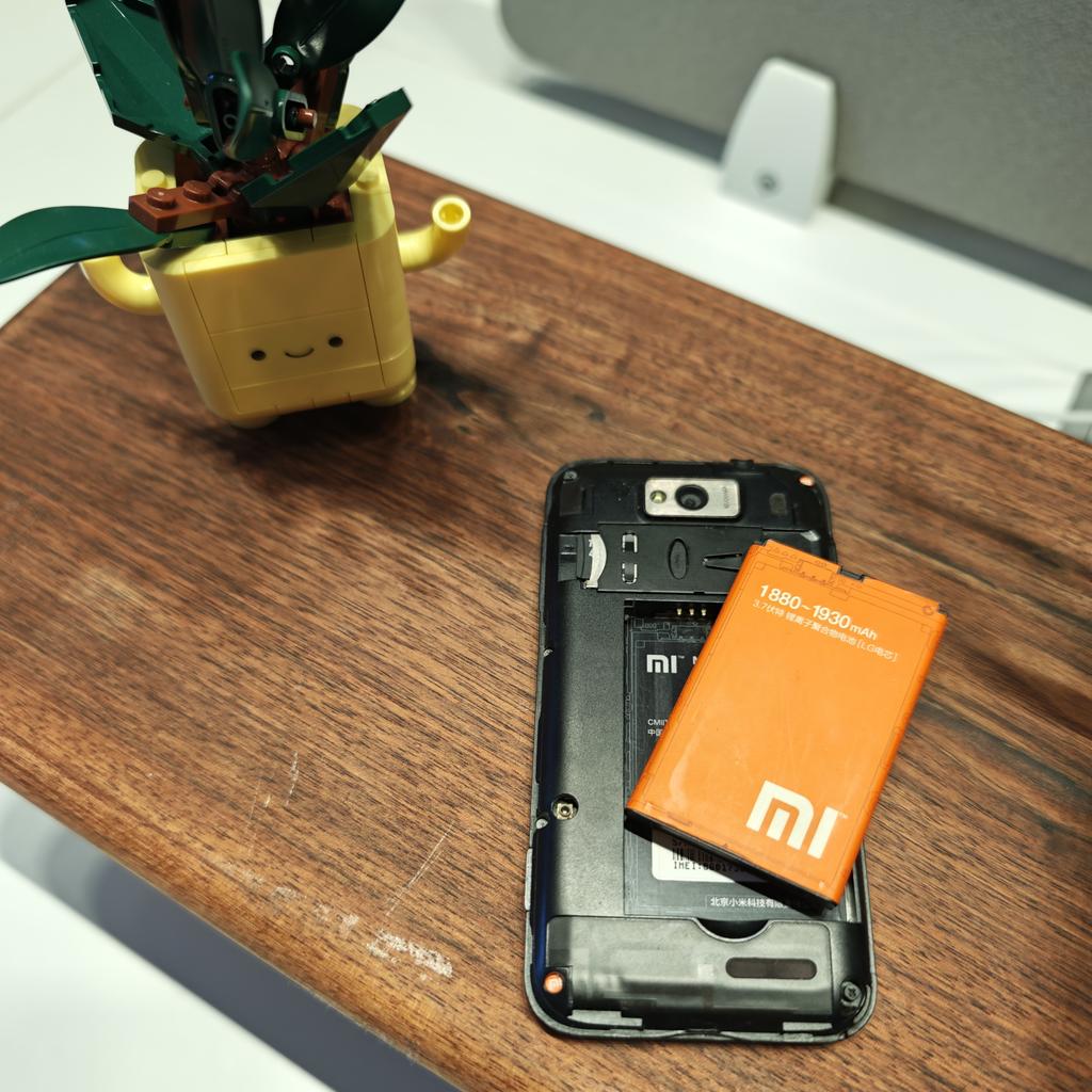 abigoabi's tweet image. Remember this? There was a time when smartphone batteries were removable. #ThrowbackThursday