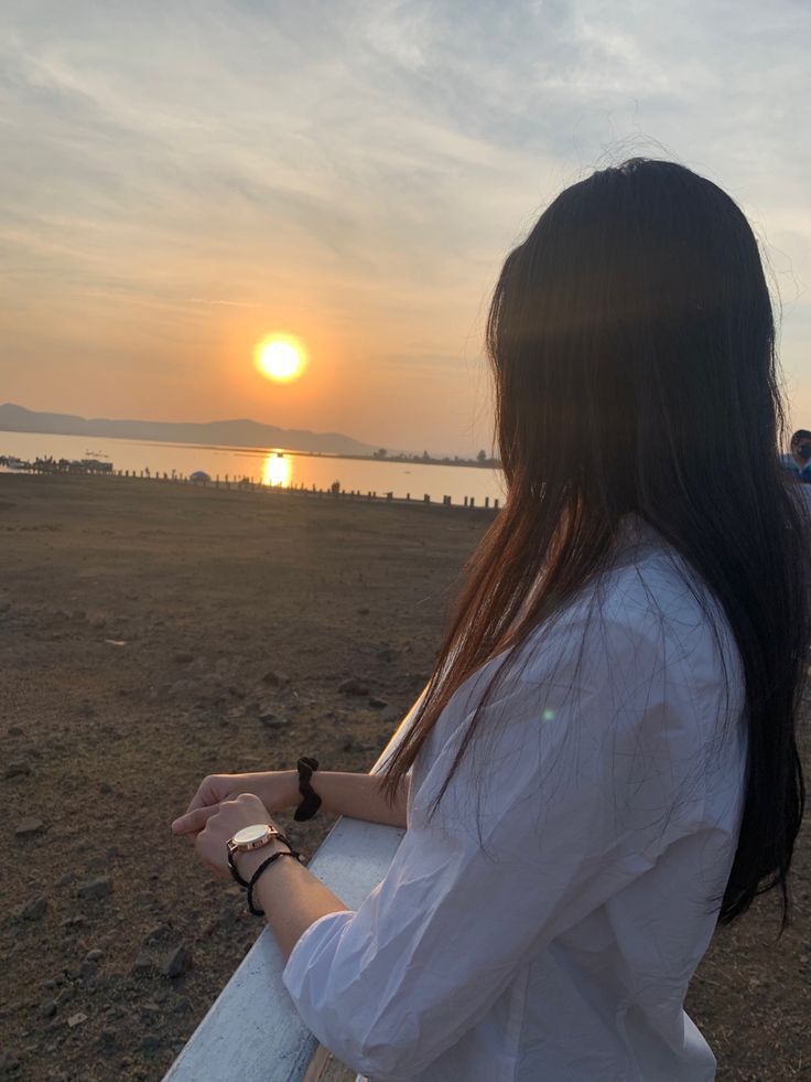 जिसे हर किसी की मंजूरी चाहिए,
वो कभी आजाद नहीं जीता..!

Good morning 🌅