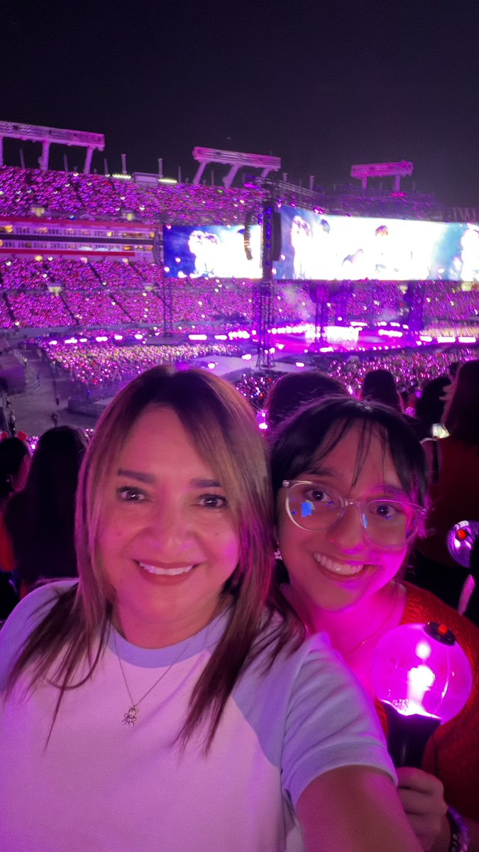Lisbeth279's tweet photo. Una gran noche, un buen concierto, una linda compañía y sobre todo haciendo realidad el sueño de mi princesa 💜
#BTS_ARİRANG #bts #ArirangTampa #arirangWorldTour https://t.co/BHHDgodHmI