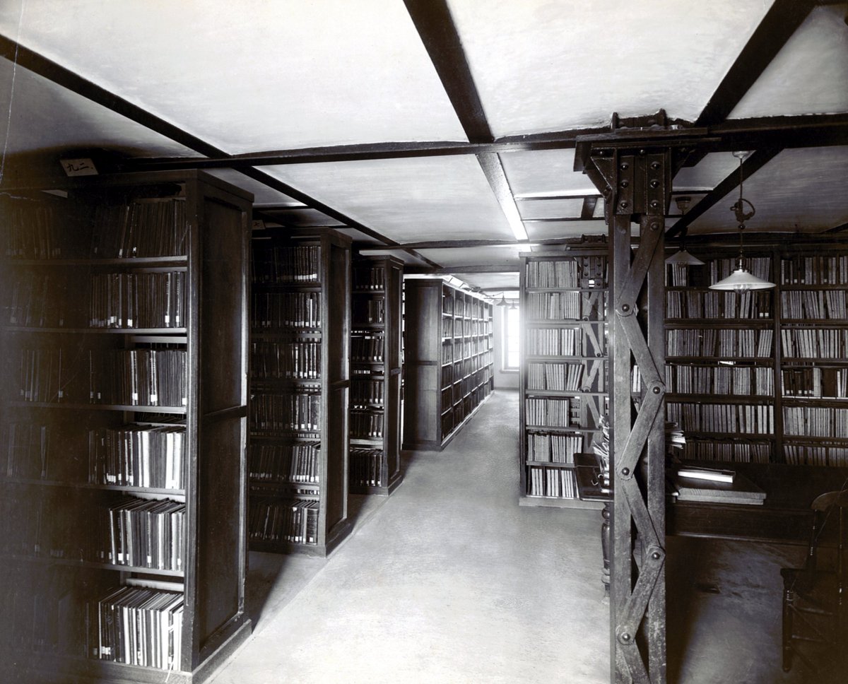 NDLKODOMO's tweet photo. 明治の帝国図書館、昭和の支部上野図書館、平成の国際子ども図書館の書庫です。
時代によって照明や書棚が変化しています📚

🔍帝国図書館の歴史
https://t.co/fq4uyo3mq3
🔍支部上野図書館の歴史
https://t.co/zS4mnJLKQZ
🔍国際子ども図書館の歴史
https://t.co/lGDIvOkfgj https://t.co/0T6JkjRoxB