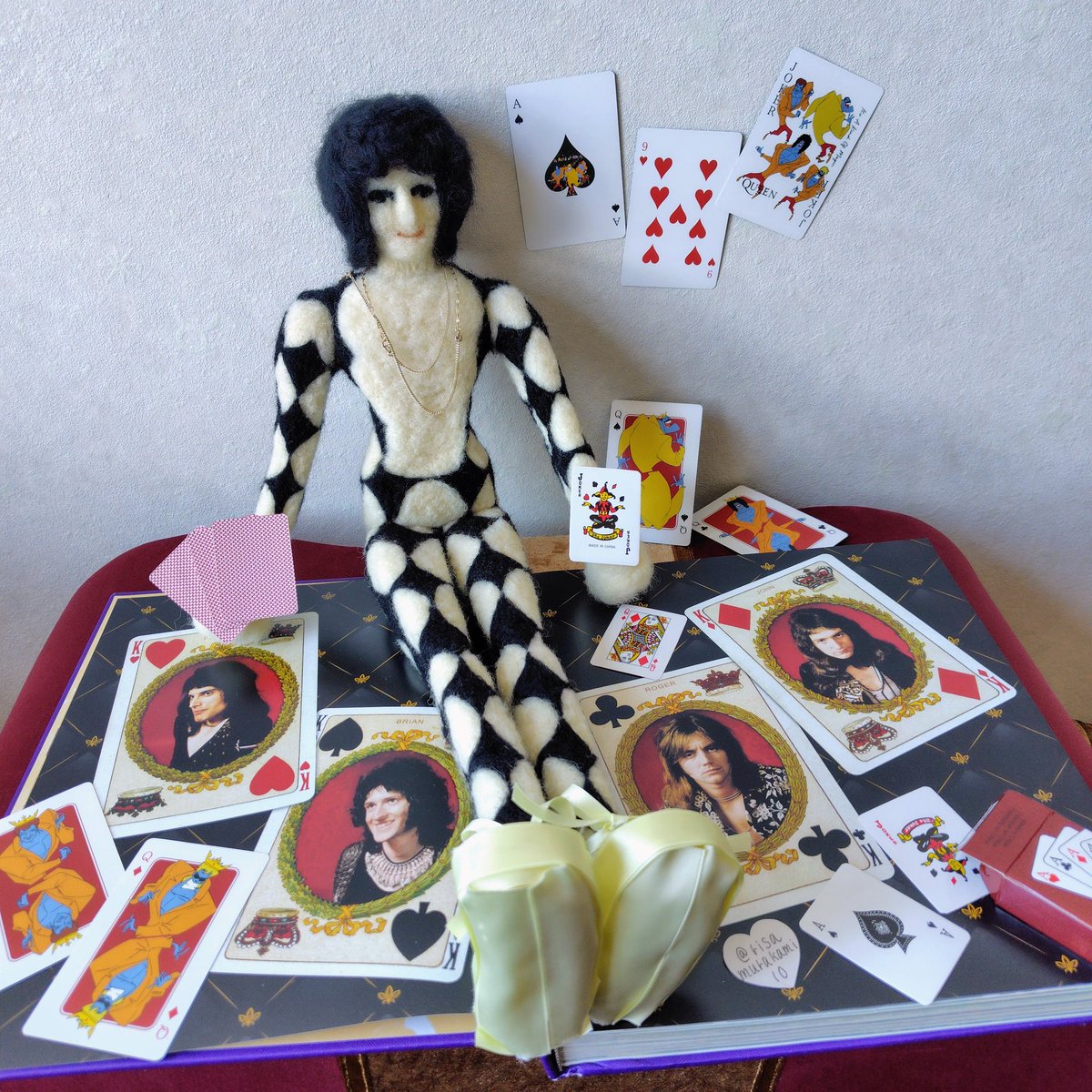 Risa44664's tweet image. "不思議の国のアリス" をイメージして撮影しました😊

羊毛フェルトを用いて制作したフレディ人形にぴったりな小さなトランプを見つけました🃏

"ワンダーランド" の素敵な探検となりますように😉

#Queen