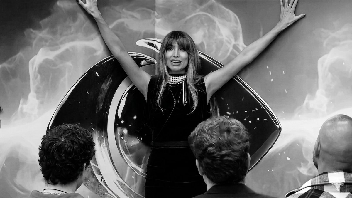 Háblame de ser la protagonista.
-Fue expulsada
-Expuso el juego Sucio (De tibio y cagon) de Emanuel
-Con su salida metio 4 Tendencias... 

ES LA PUT* CABRA 
SIN SOL NO HAY GH 
#GranHermano