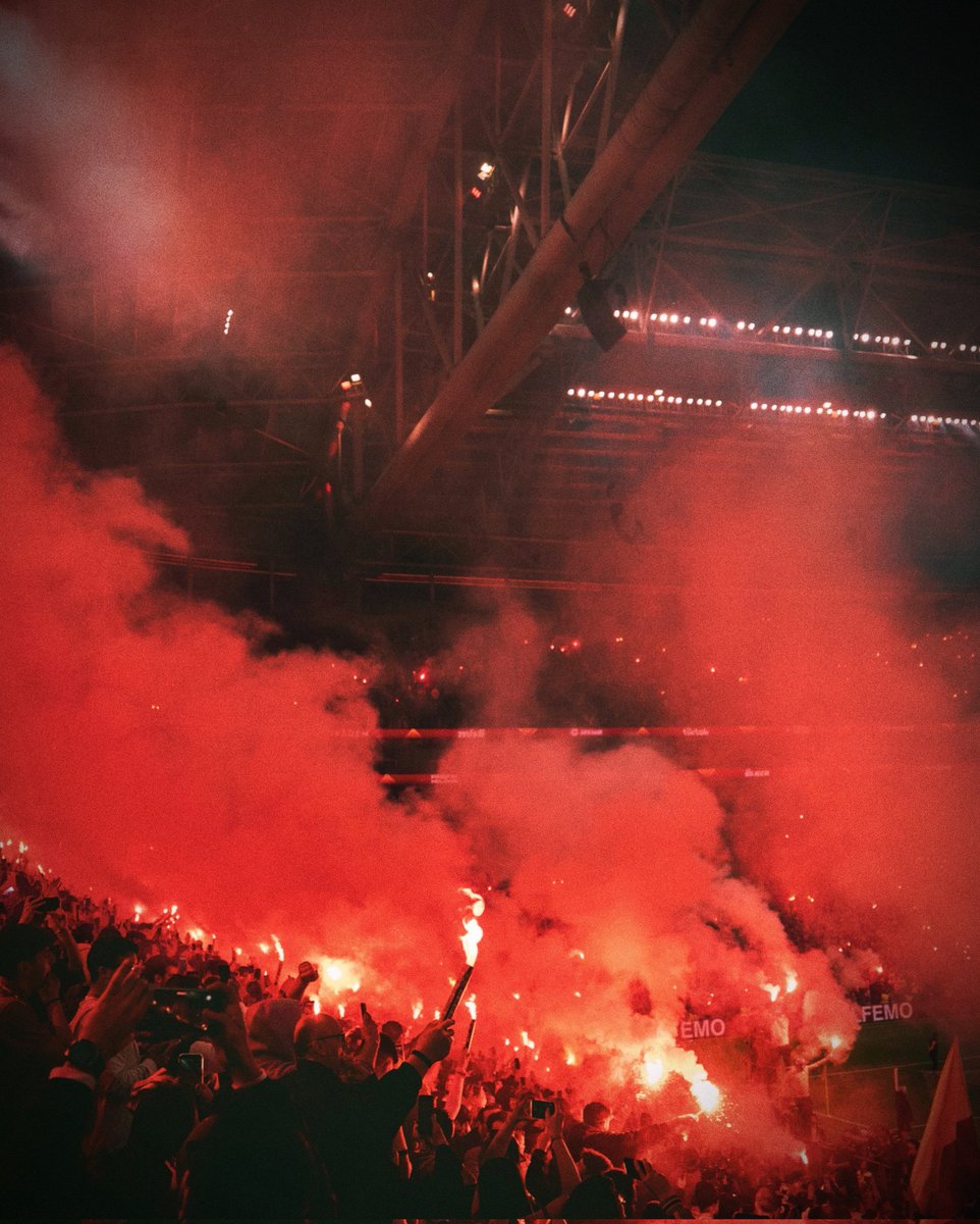 Ultramaniatics's tweet photo. Amazing Galatasaray 's full pyroshow in open team training session at RAMS Park
🇹🇷 29.04 https://t.co/13ScAjbrMn