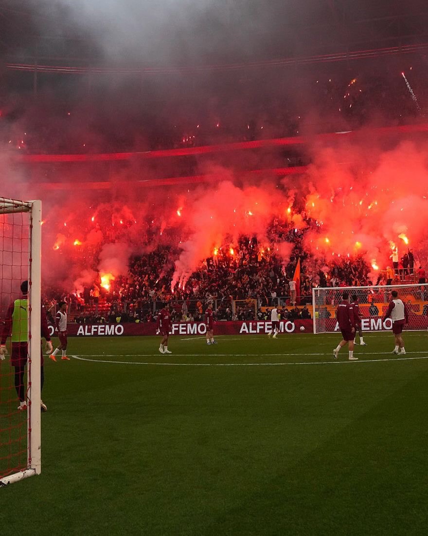 Ultramaniatics's tweet photo. Amazing Galatasaray 's full pyroshow in open team training session at RAMS Park
🇹🇷 29.04 https://t.co/13ScAjbrMn