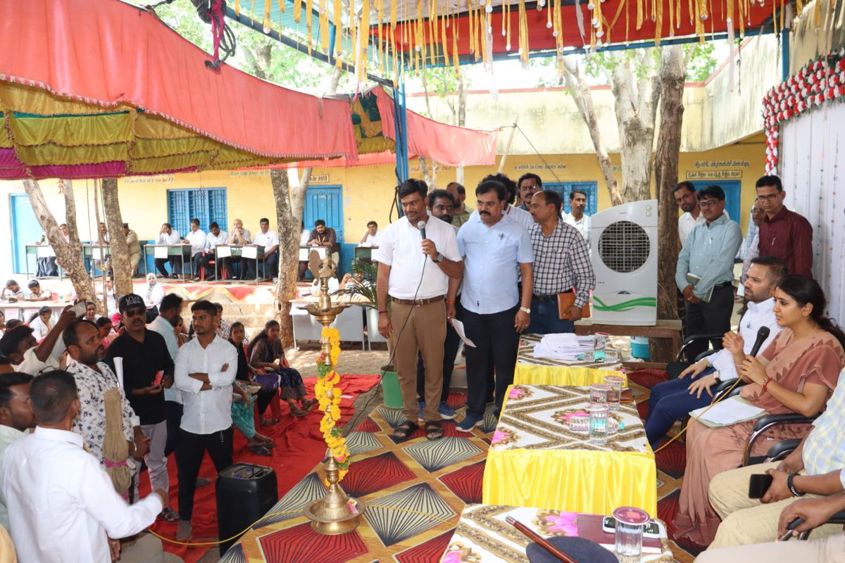 ceozpbidar's tweet photo. ದಿ - 28.04.26 ರಂದು ಬೀದರ ತಾಲೂಕಿನ ಮಾಳೆಗಾಂವ ಗ್ರಾಮದಲ್ಲಿ, ಜಿಲ್ಲಾಡಳಿತ, ಜಿಲ್ಲಾ ಪಂಚಾಯತ ಸಹಯೋಗದಲ್ಲಿ ಮಾನ್ಯ ಶಾಸಕರು &amp; ಸಚಿವರ ಅಧ್ಯಕ್ಷತೆಯಲ್ಲಿ ಜರುಗಿದ ಜನಸ್ಪಂದನ ಕಾರ್ಯಕ್ರಮದಲ್ಲಿ ಭಾಗವಹಿಸಿ, ಸಾರ್ವಜನಿಕರ  ಅಹವಾಲುಗಳನ್ನು ಸ್ವೀಕರಿಸಿ ಸಂಬಂಧಪಟ್ಟ ಅಧಿಕಾರಿಗಳಿಗೆ ವಿಲೇವಾರಿ ಮಾಡುವಂತೆ ನಿರ್ದೇಶನ ನೀಡಲಾಯಿತು.@eshwar_khandre https://t.co/76B6b8tCsY