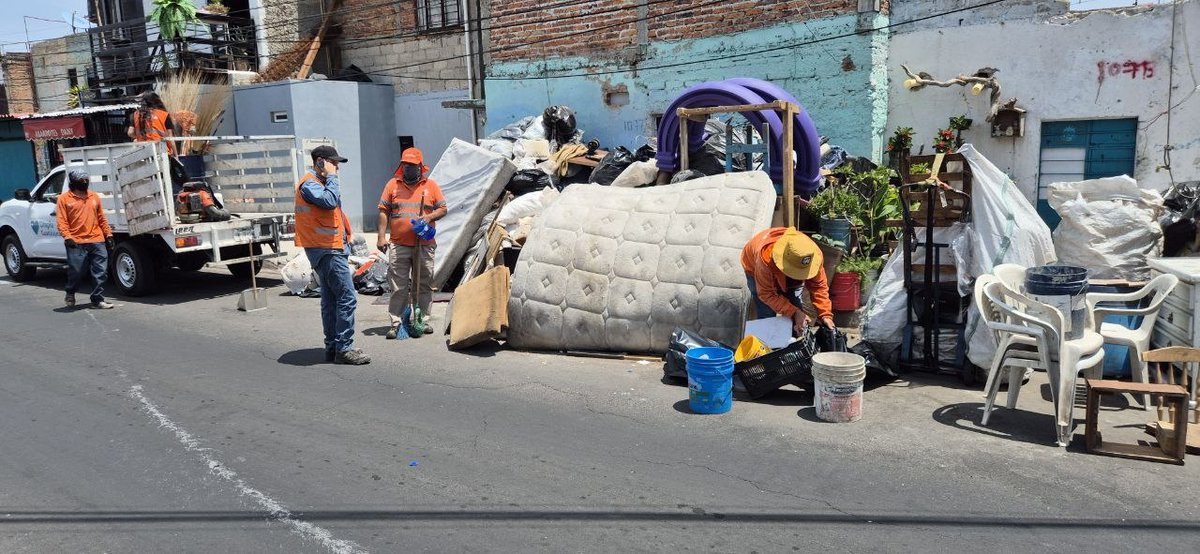 GuadalajaraGob's tweet photo. La indiferencia de algunos no puede seguir lastimando nuestra ciudad. 

Nuestro equipo de Justicia Cívica, acompañado de la @PoliciaGDL, acudió a la colonia Echeverría, en el que seis presuntos infractores fueron identificados por acumular y arrojar basura y cacharros en la vía pública, y a quienes se les impondrá la sanción correspondiente.