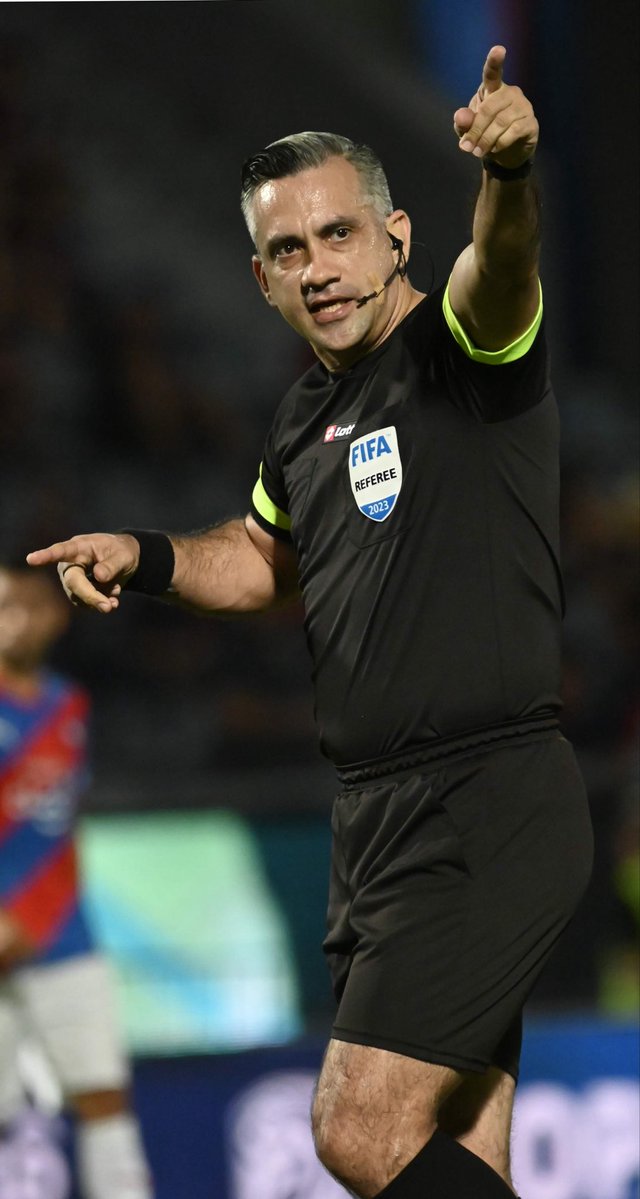 CALAMITOSO arbitraje de este viejo canoso. Nos perjudicó por todos lados. Nos flechó la cancha, dicho hasta por el relator.

Cómo una plancha alevosa a la altura de la rodilla tiene la misma sanción que un contacto sin ver al rival?

Tampoco cobró el penal, que cobró el VAR luego