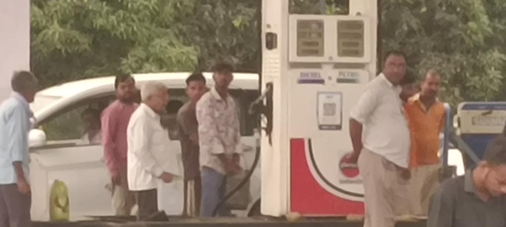सिद्धार्थ नगर जिले के परसा में बने पेट्रोल पम्प पर बिना गाड़ी के डिब्बे में पेट्रोल दिया जा रहा है आम आदमी परेशान जिम्मेदार कौन