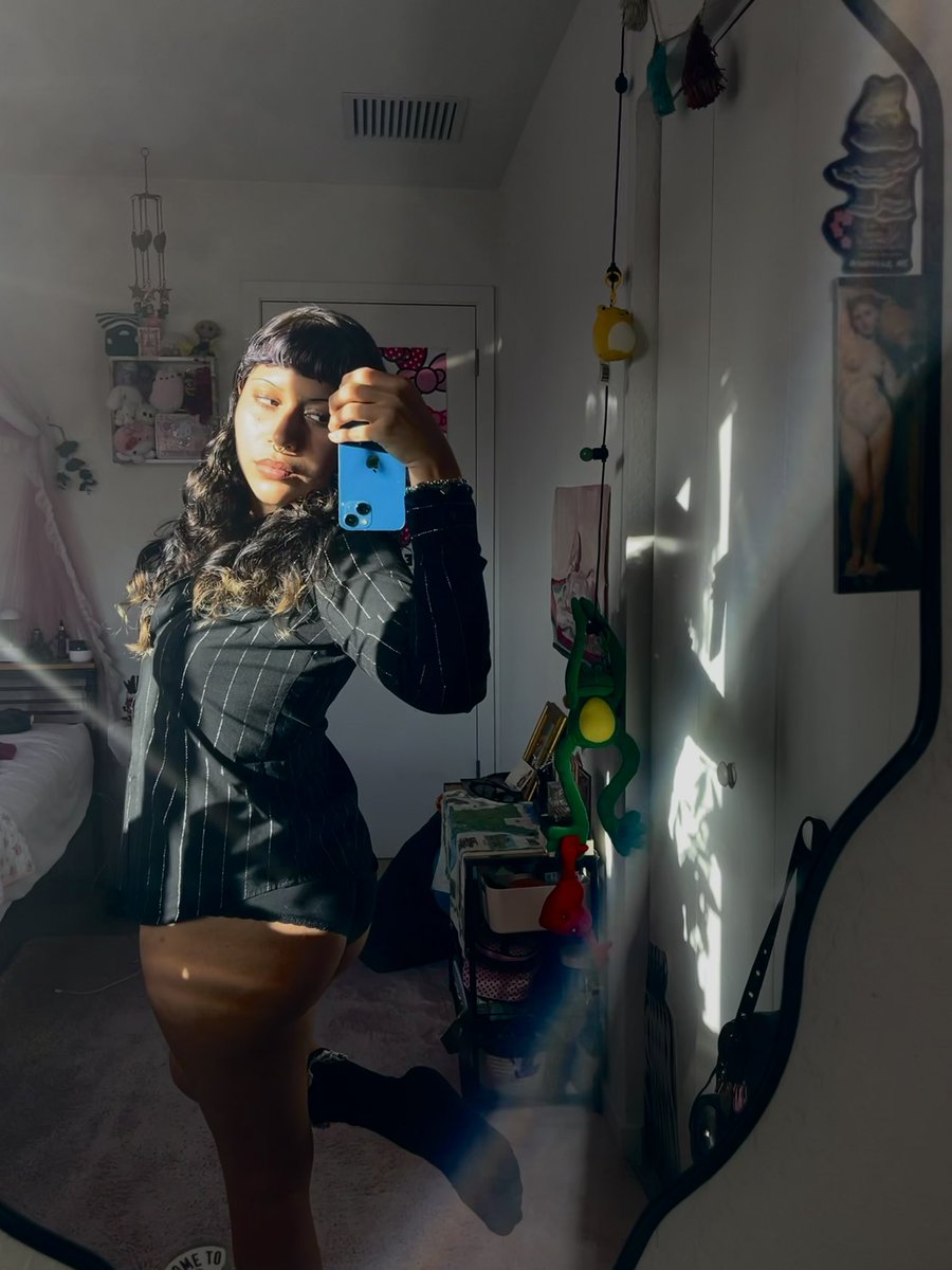 EdenTheDivine's tweet photo. pov: i’m getting ready for a date you’re paying for https://t.co/Yjq3bsAKW6