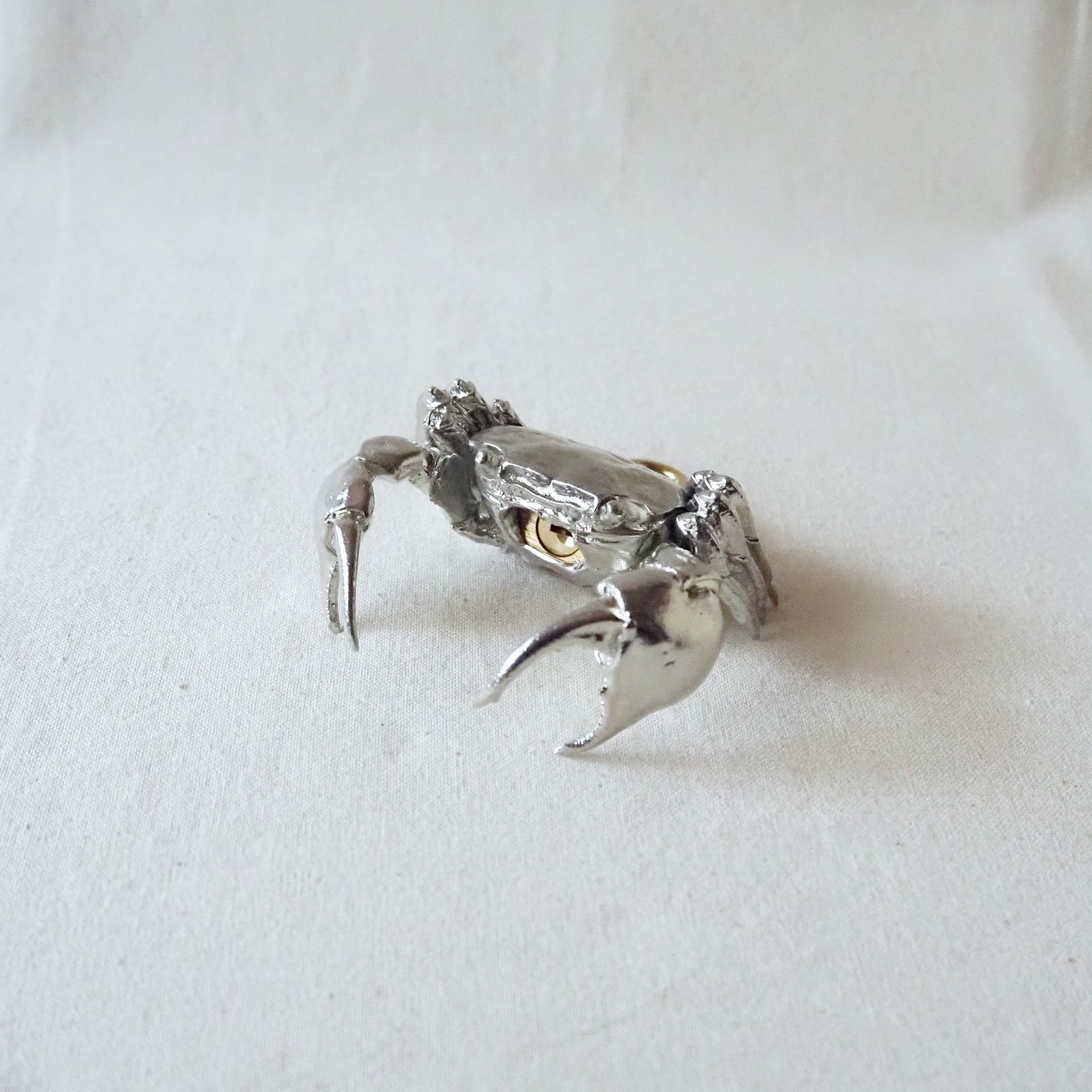 骨々展、イワシ金属化さんのカニの鍵。アカテガニです。鍵を開閉しよう
