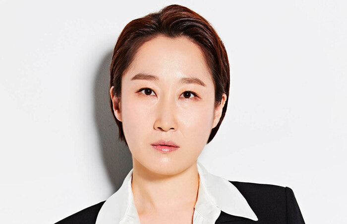 naegazzangieo's tweet photo. '여자가 할 수 있는 역할이 적은 건 사실이고, 그 안에서 예쁘지 않은 여자가 할 수 있는 역할은 더 적다.'
영화, 드라마에는 온통 예쁘고 어린 여자들이 나온다.
심지어 그녀들은 남자의 도구로만 이용된다.
여자가 주인공이고, 여러 직업을 가졌고, 나이 든 배우가 나오는 컨텐츠를 원한다.

배우라는 직업 자체가 시각적으로 보여지는 직업이지 않나. 캐릭터의 다양성이 좋은 방향으로 나아가고 있지만, 여자가 할 수 있는 역할이 적은 건 사실이고, 그 안에서 예쁘지 않은 여자가 할 수 있는 역할은 더 적다. 저는 제 모습을 마음에 들어 하지만, 사람들이 이야기하는 기준에 벗어난다고 생각했다.

시작할 때부터 출발선이 너무 뒤에 있는 기분이었다. 내가 가지고 있는 부분에서 유리한 직업을 선택했으면 좋았을 텐데 라는 생각을 수도 없이 많이 했다. 하지만 시간이 지나면서 사람들과 다른 내 모습을 장점으로 받아들이니까 다른 분들도 장점으로 봐주셨다. 마음먹기에 따라 다른 것 같다. 나도 매력적일 수 있다는 걸 보여줘야 한다는 생각에 사로잡혔을 때는 힘들었지만, '나도 매력적이야' 라고 받아들인 순간 내 장점이 됐다.

#나짱반한여자들