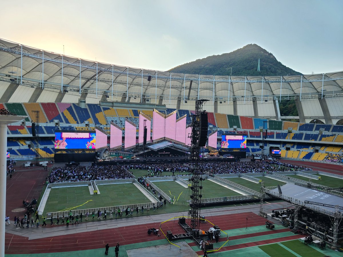 seeyou217's tweet photo. 부산 아시아드주경기장 옛투컴때..
3층 E53구역 12열 시야
중앙..좌..우.. 
무대가 중앙에 설치되면 훨씬 가까울듯..
참고하세요~^ https://t.co/Id3i88cKMQ